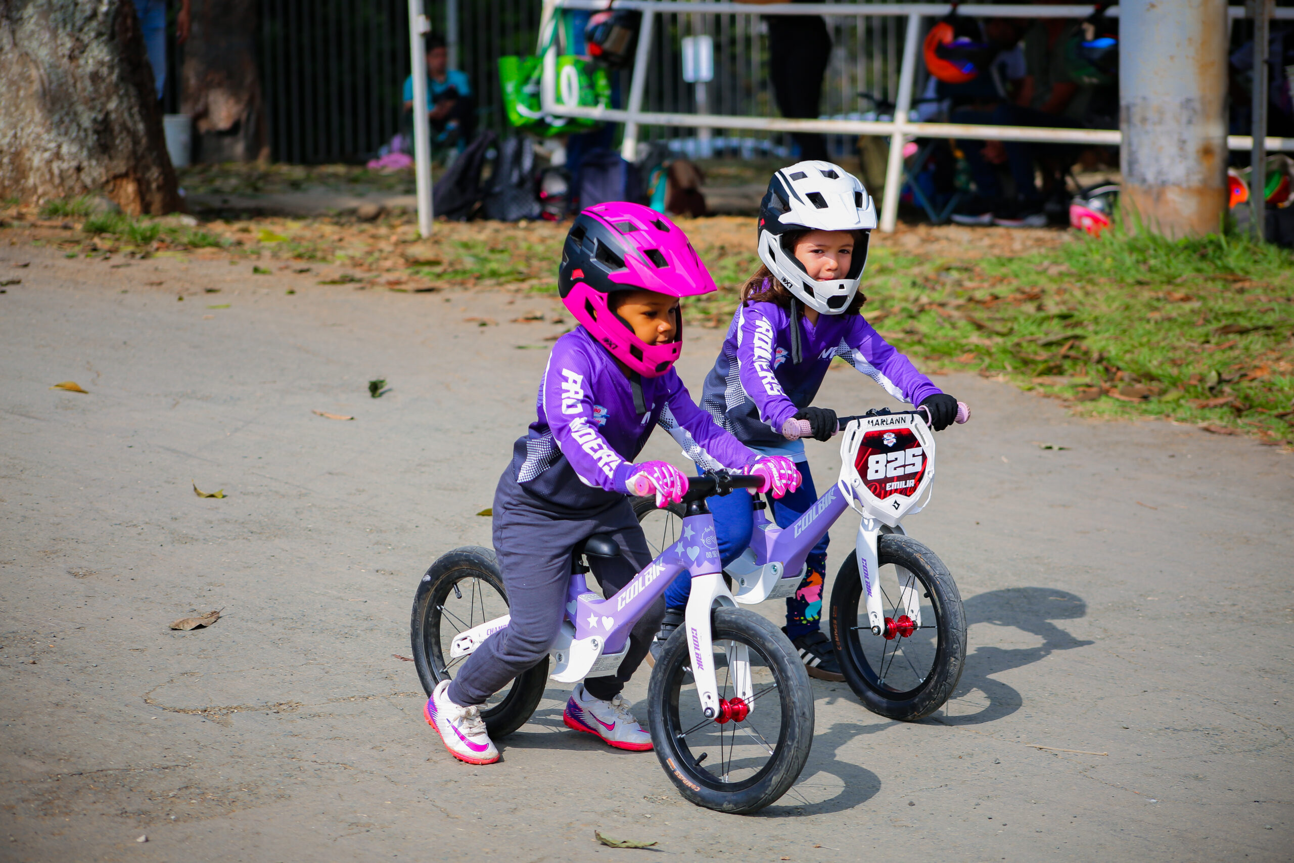 Niña en bicicleta de equilibrio Pro Riders