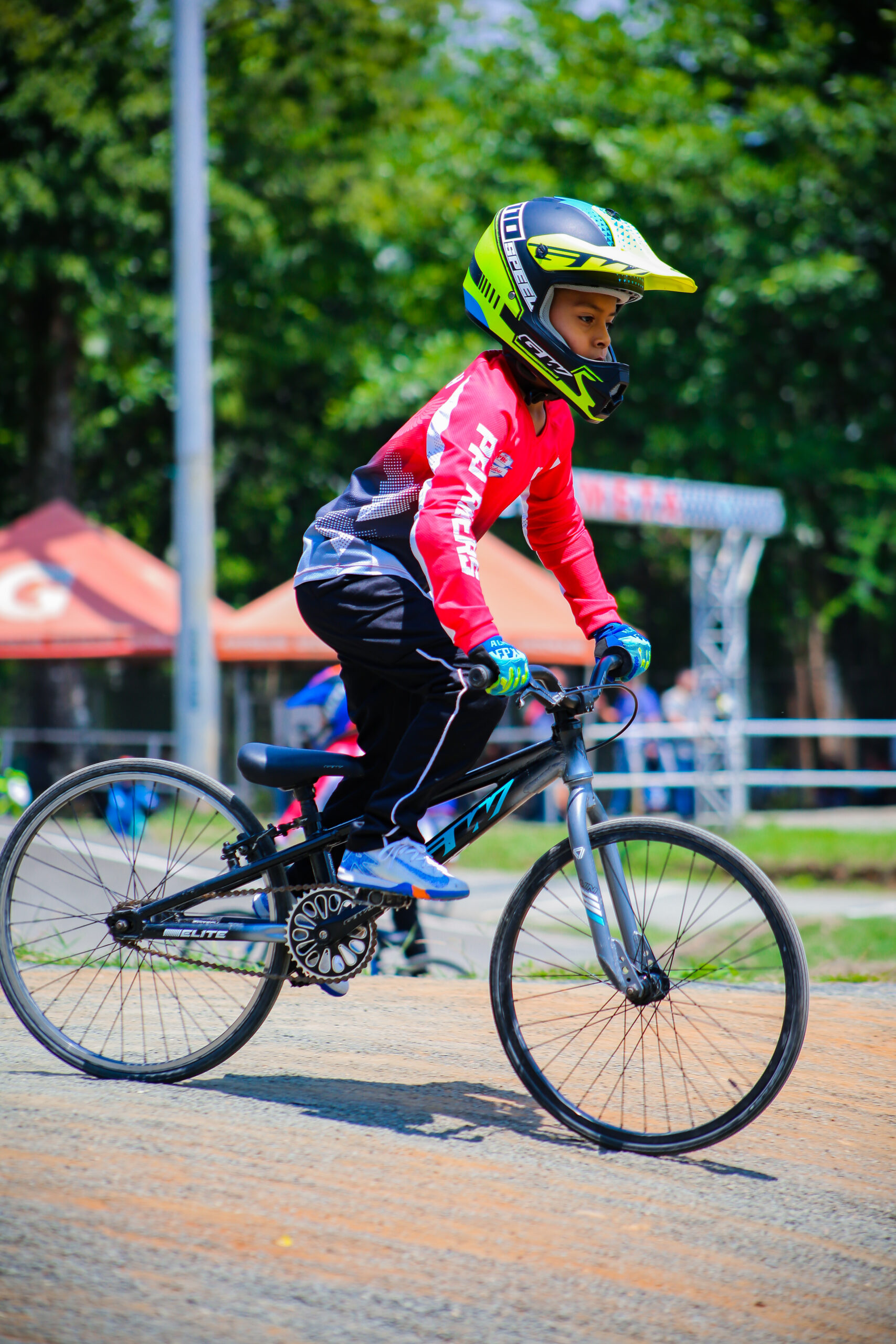 Niña en bicicleta de pedales Pro Riders BMX